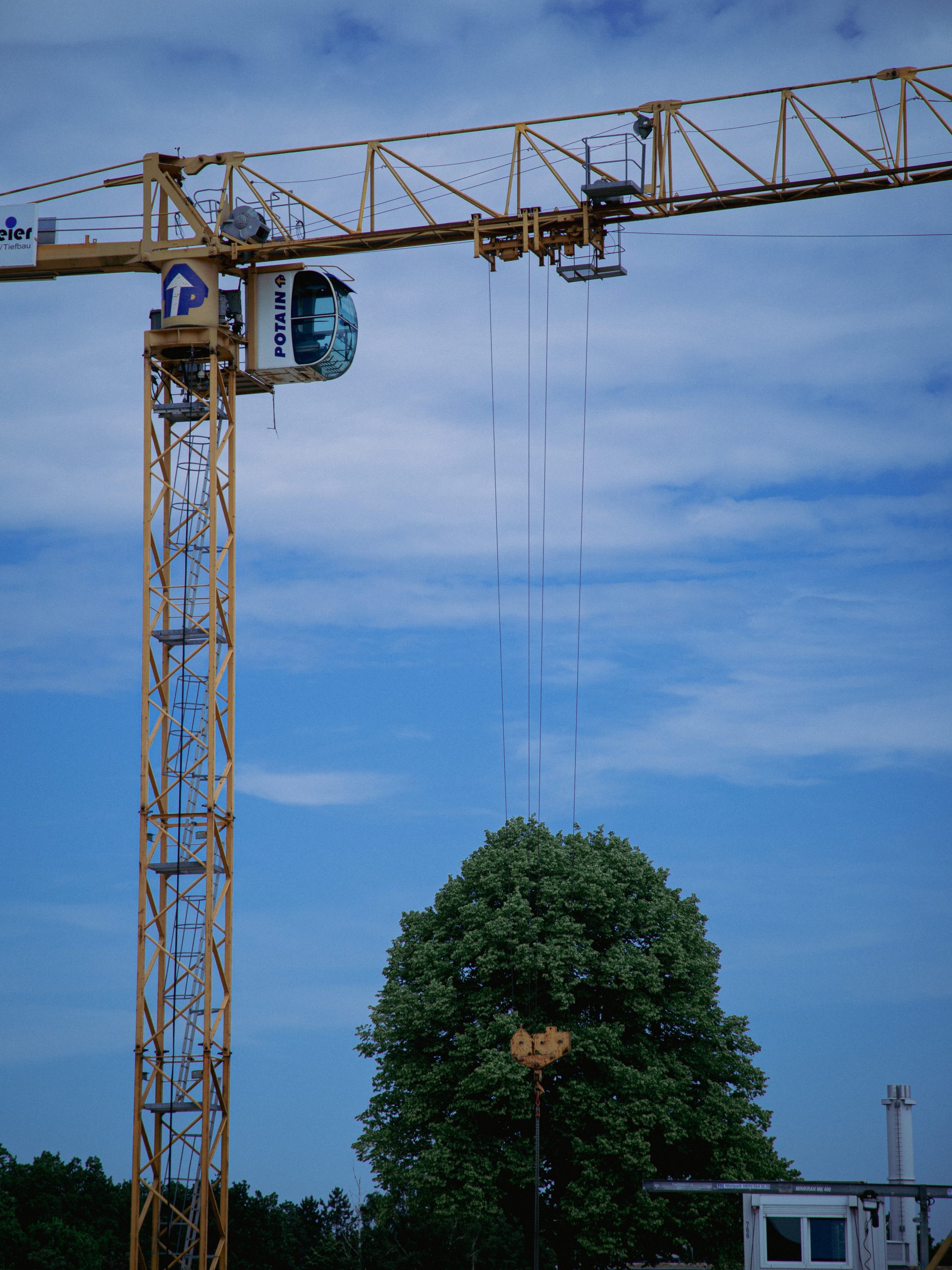 Gelber Kran über Baustelle Baurecht