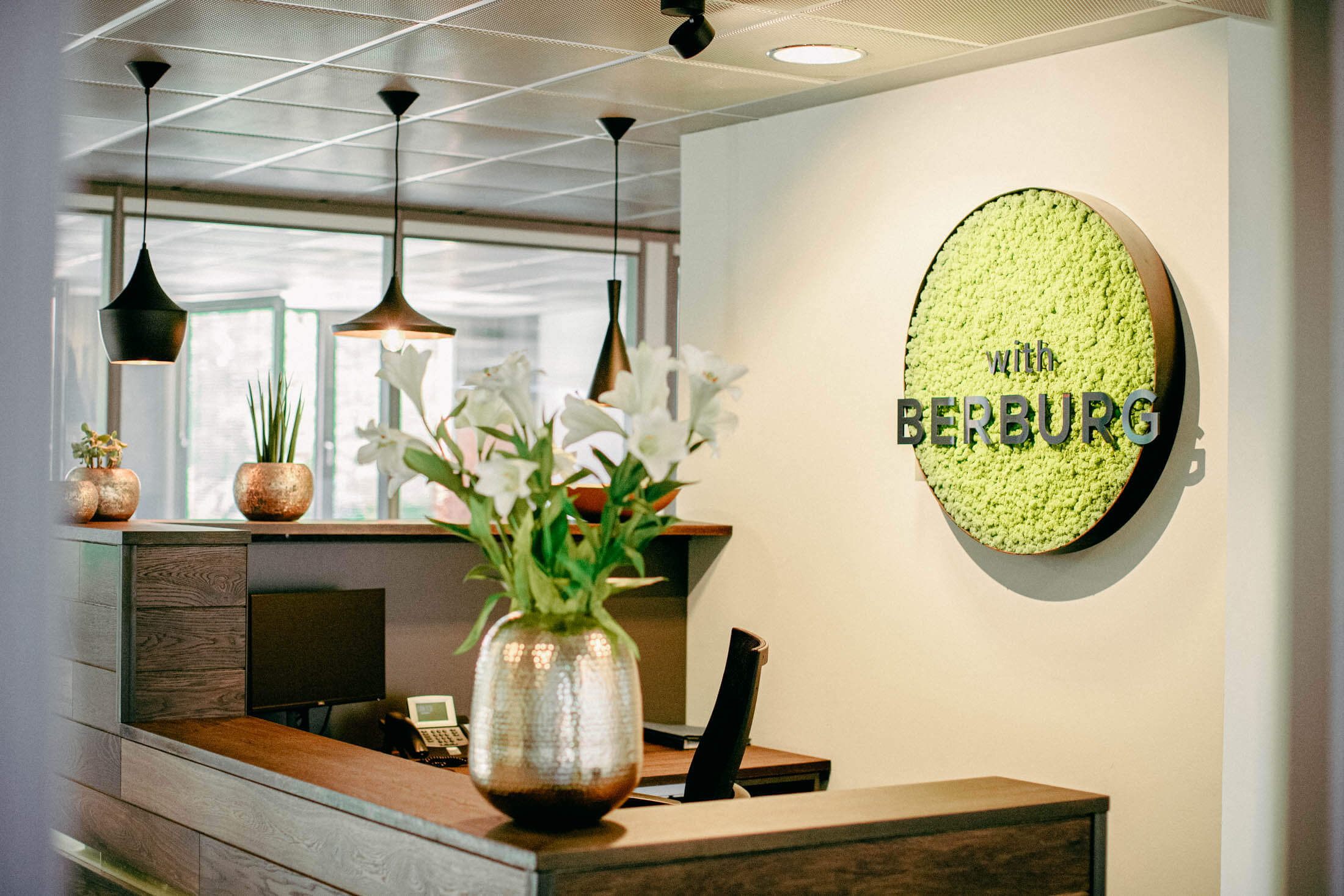 Wandschuld Logo With Berburg am Empfang der Rechtsanwaltskanzlei With Berburg