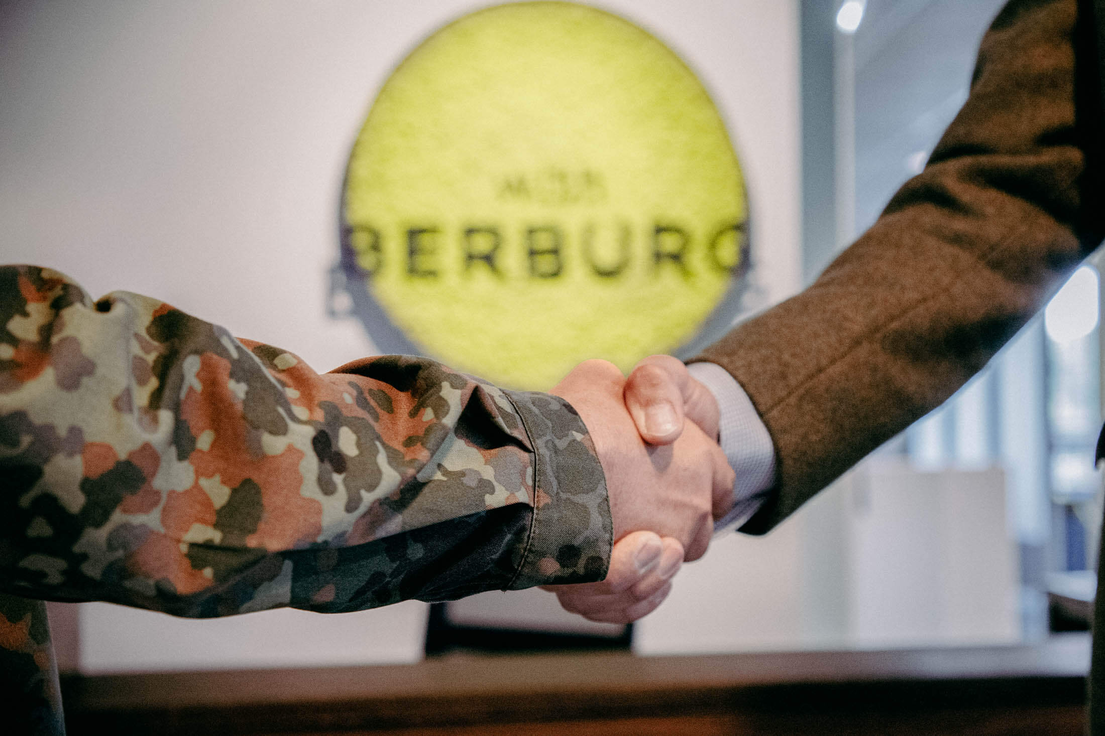 Soldat gibt Fachanwalt für Soldatenrecht die Hand in der Kanzlei Berburg
